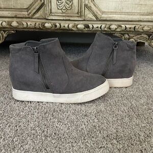 GRAY ANKLE BOOTS SIZE 9